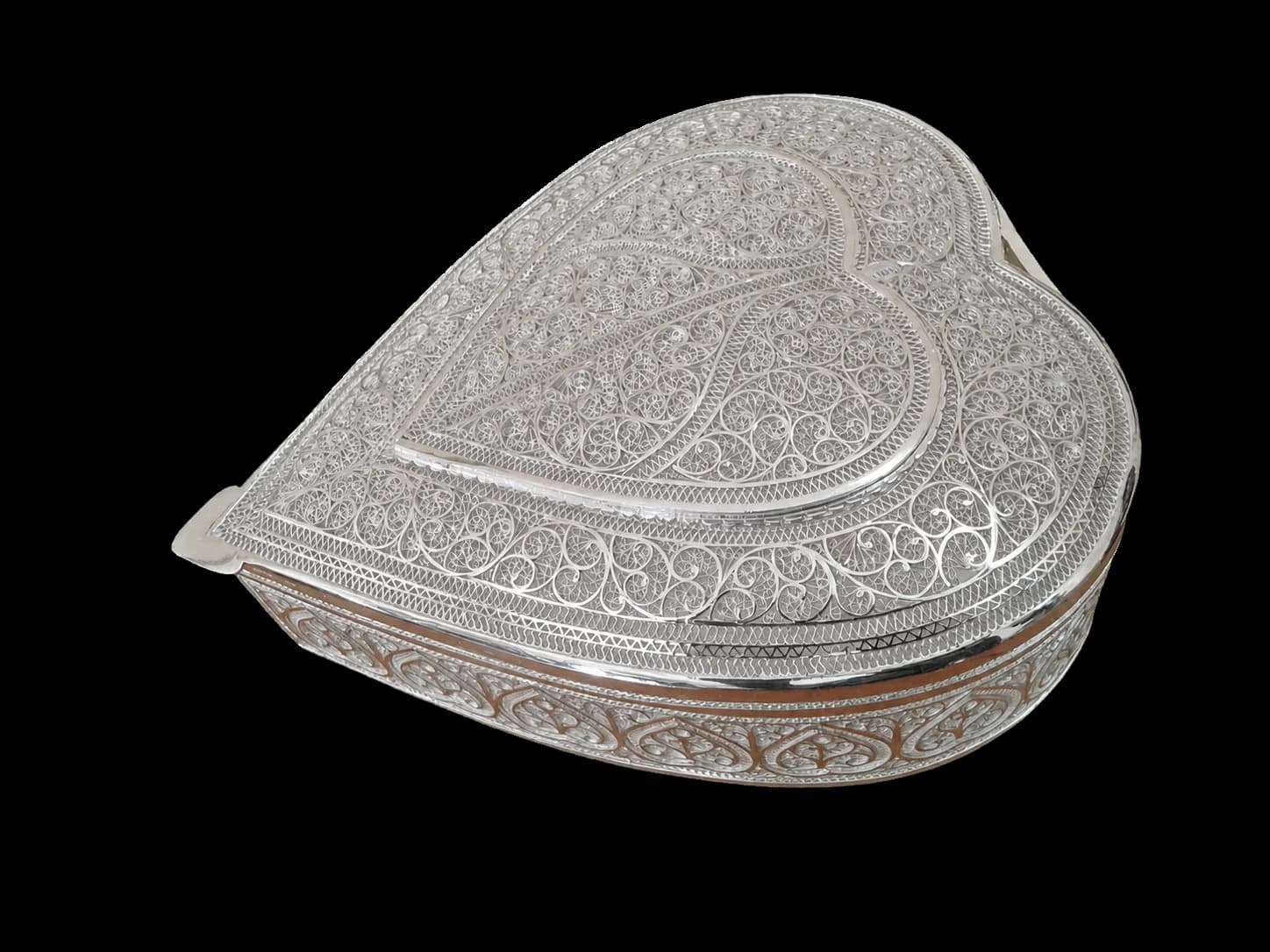 Closed heart-shaped jewellery box covered in silver filigree scrollwork